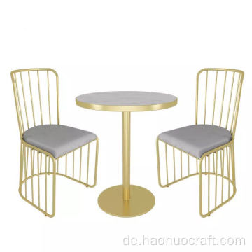 Couchtische und Stühle aus Metall